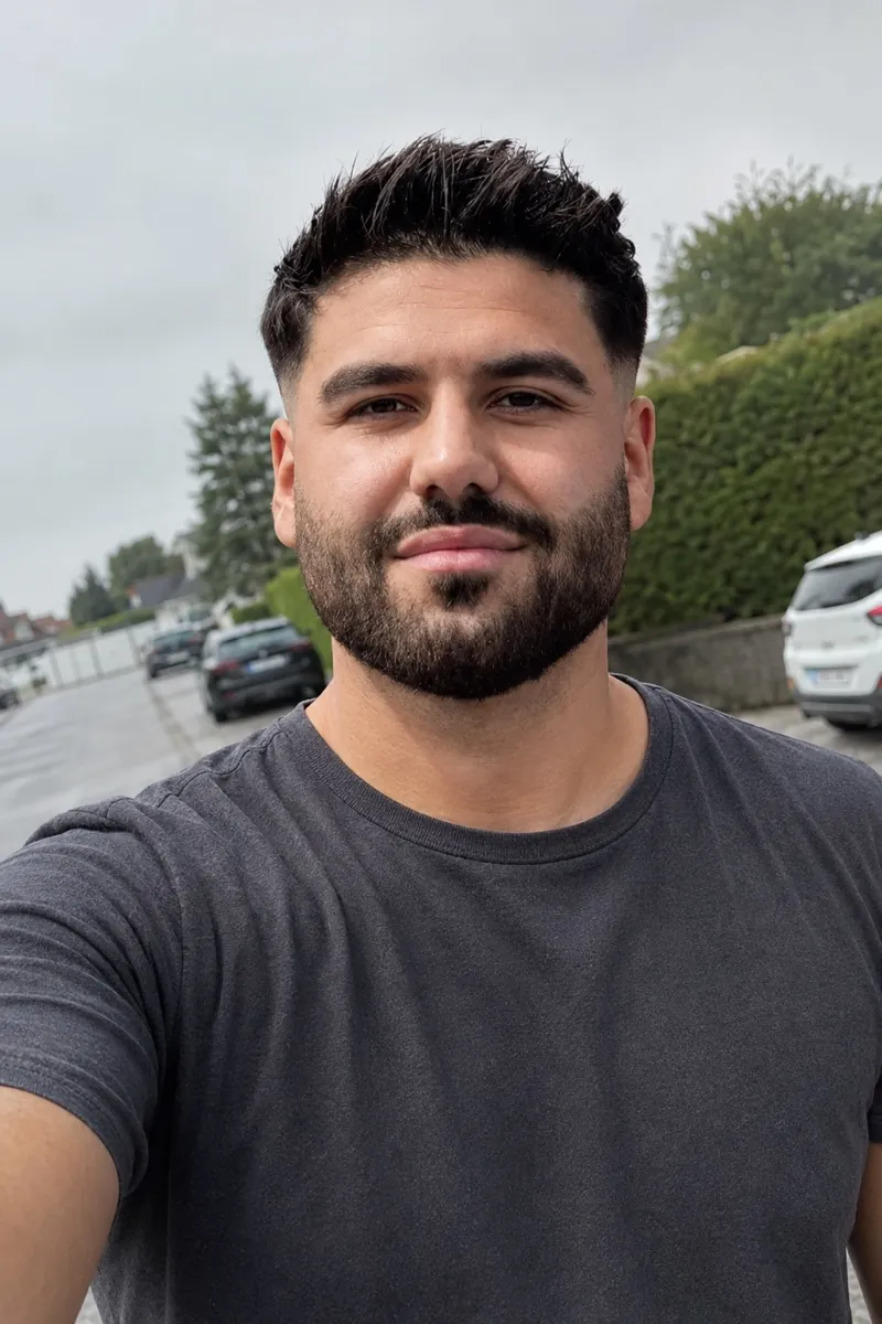 Ein ganz normales Handy-Selfie von Mahdi Biso auf einer Wohnstraße