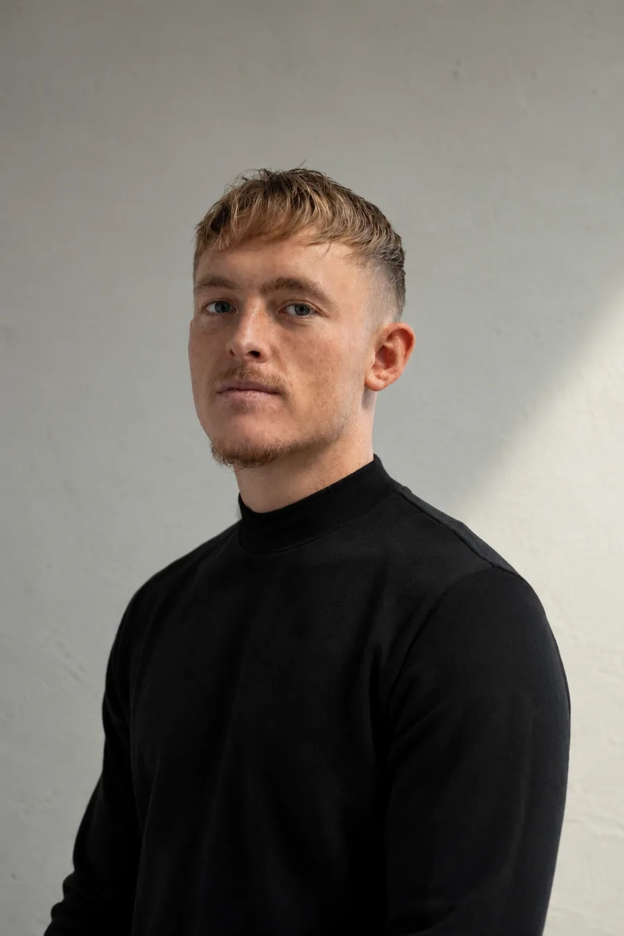 Dominic Wolter, Portrait vor heller Wand